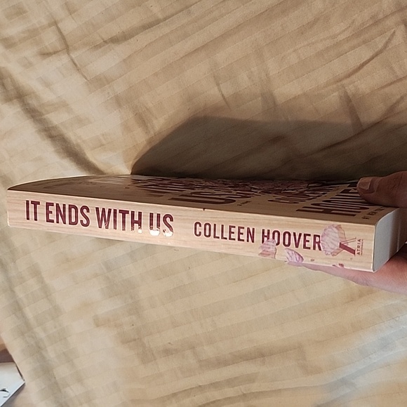 It Ends with Us by Colleen Hoover Book - Picture 3 of 3